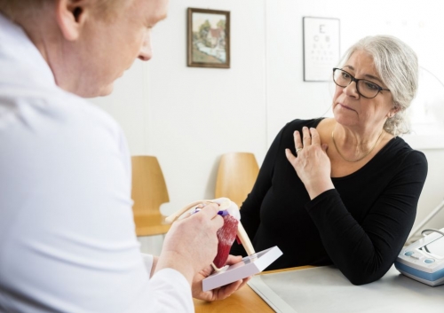 Когда лежу на спине болит за левой лопаткой