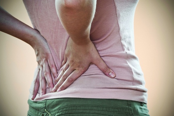 Боль в пояснице снизу могут вызывать такие состояния как чрезмерная физическая нагрузка и длительное пребывание в сидячем положении сильная боль в левом боку сзади в области поясницы и почки