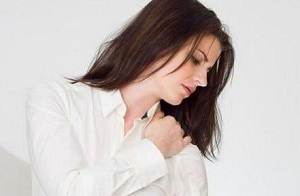 Болит с левой стороны в области сердца отдает в спину