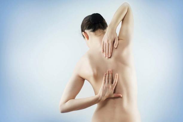 Хруст в позвоночнике девушки Хрустит позвоночник