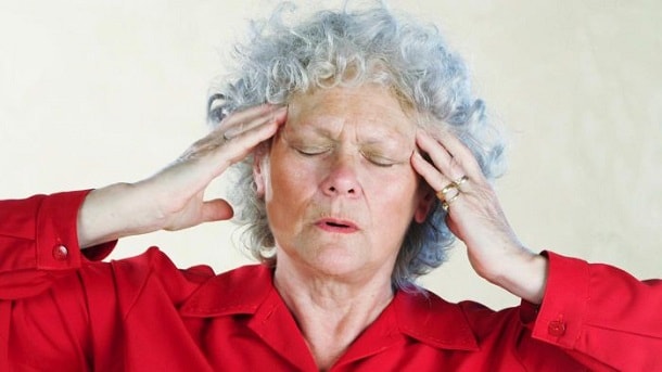 седые волосы в красной блузке