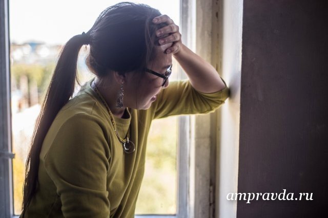 Фото: Андрей Ильинский Голова чугунная: о причинах головной боли, когда не стоит пить таблетки, а когда срочно идти к врачу / Посоветовалась в редакции, какую тему поднять в очередной рубрике «Здоровье», и мне хором ответили: «Про головную боль!» Редкий человек не сталкивался с этой проблемой: болит голова и у молодых, и у стариков, и даже у детей. У кого‑то эпизодически, а у других это хронический спутник, отравляющий жизнь. Отчего возникает головная боль? Можно ли ее терпеть или надо срочно бежать к врачу? Какие пить лекарства и какие обследования пройти? На самые разные вопросы мы пытались найти ответы у известного в Амурской области невролога, кандидата медицинских наук Станислава Еременко.