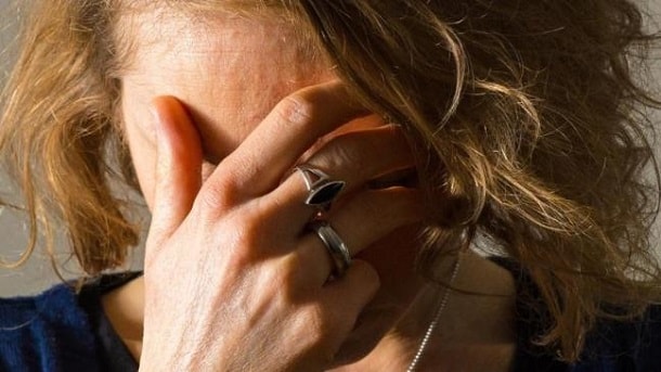 прикрылась ладонью два кольца