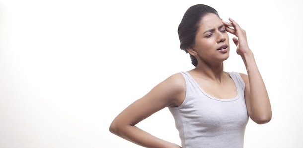 в простой майке волосы не мешают