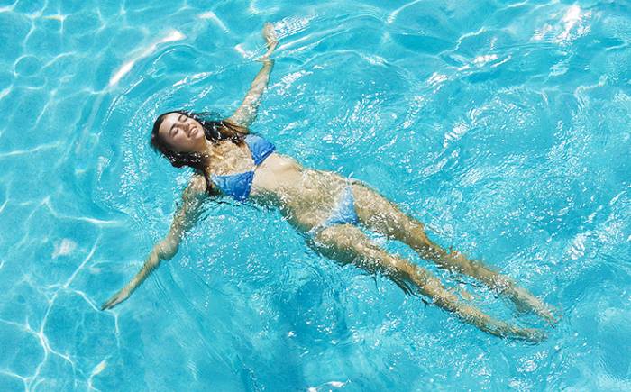 В воде нагрузка на позвоночник снижается до минимума